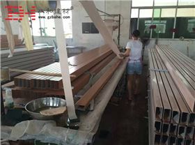 【木紋鋁方通】鋁方通吊頂廠家生產(chǎn)車間 【木紋鋁方通】鋁方通吊頂廠家生產(chǎn)車間