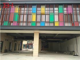 木紋型材方通外墻裝飾效果-橫琴中央?yún)R沿街商鋪3