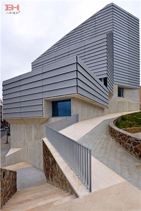 灰色沖孔鋁單板裝飾考古遺跡上的圖書館外墻02.jpg 灰色沖孔鋁單板裝飾考古遺跡上的圖書館外墻02.jpg