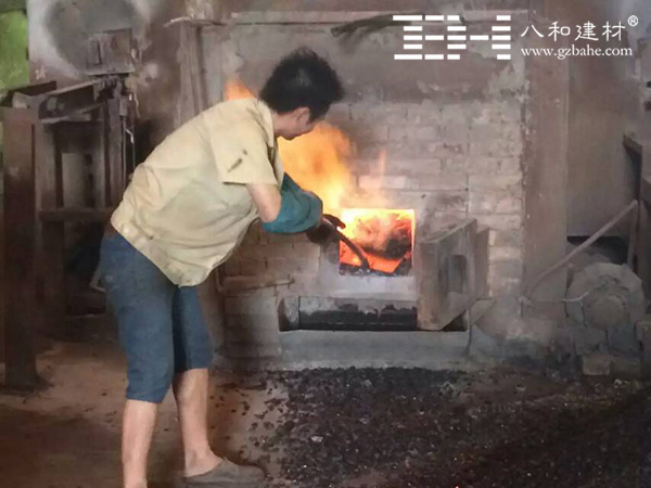 【感人瞬間】型材鋁方通生產車間577度高溫下的微笑 【感人瞬間】型材鋁方通生產車間577度高溫下的微笑