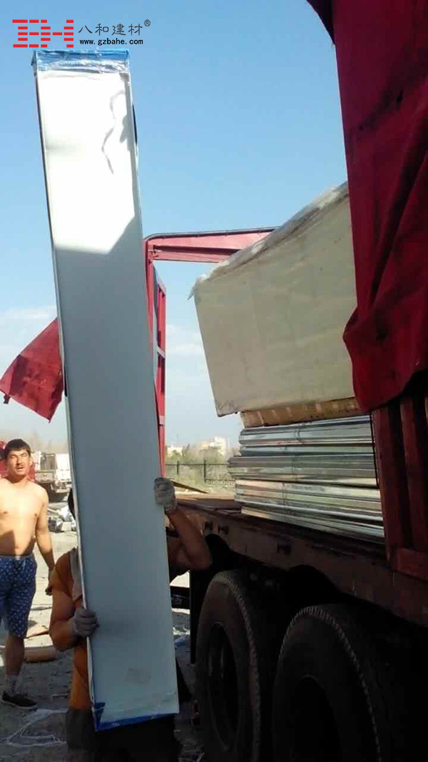 【安全到達】裝載勾搭鋁單板及鋁扣板吊頂大型貨車到達新疆 【安全到達】裝載勾搭鋁單板及鋁扣板吊頂大型貨車到達新疆