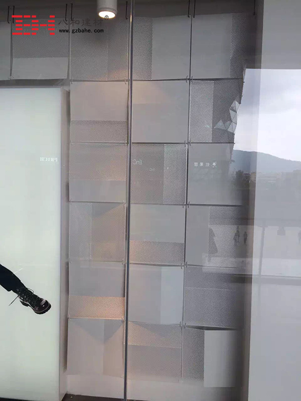 【簡單之美】櫥窗白色沖孔鋁單板裝飾效果-八和建材 【簡單之美】櫥窗白色沖孔鋁單板裝飾效果-八和建材