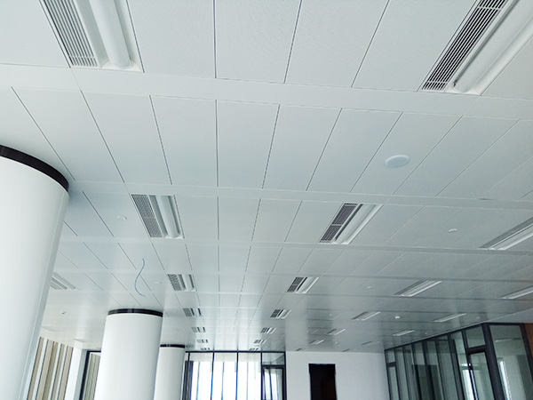 廣州時(shí)尚中心室內(nèi)鋁單板天花吊頂300x1200.jpg