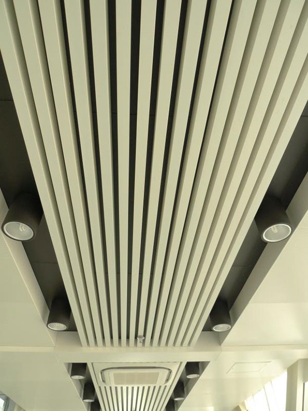 白色聚酯粉末噴涂鋁天花板.jpg