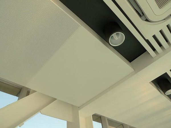 中國醫科大學-過道沖孔鋁單板天花.jpg