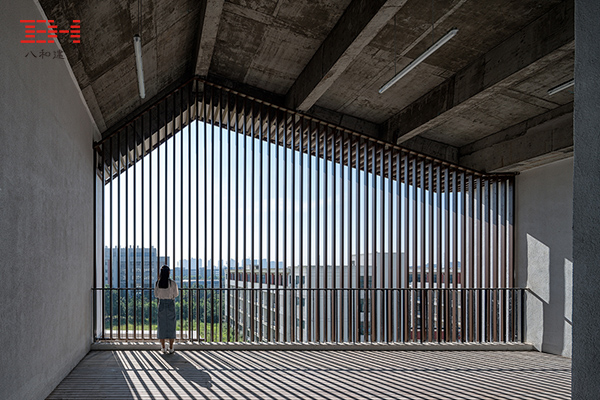 案例欣賞：鋁合金格柵、鋁方通裝飾安徽大學藝術(shù)與傳媒學院美術(shù)樓07.jpg