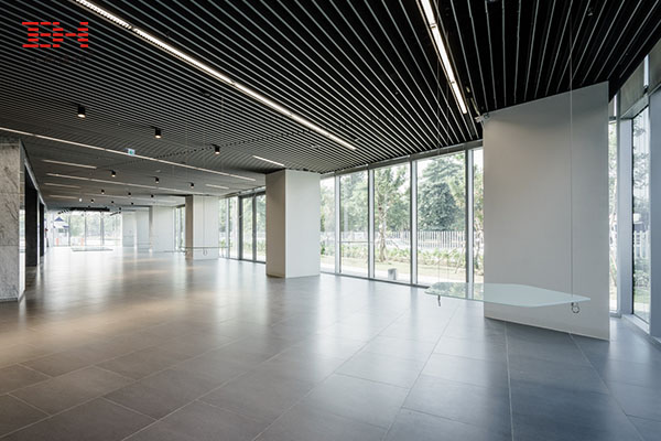 黑色U型方通裝飾建筑內部天花001.jpg 黑色U型方通裝飾建筑內部天花001.jpg