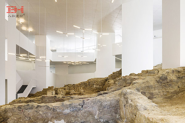 灰色沖孔鋁單板裝飾考古遺跡上的圖書館外墻001.jpg 灰色沖孔鋁單板裝飾考古遺跡上的圖書館外墻001.jpg