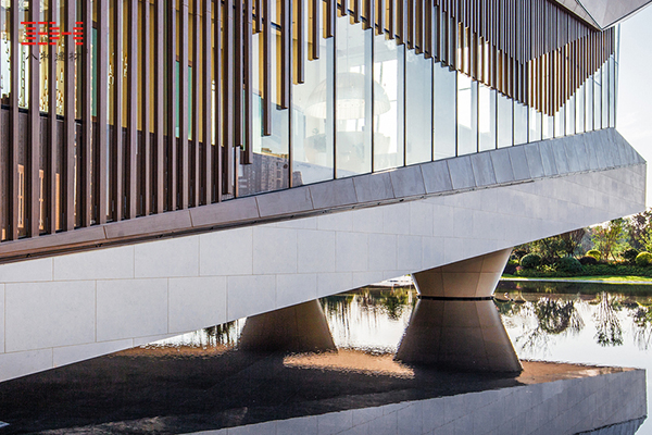 雙曲鋁單板點綴建筑外墻支柱-003.jpg 雙曲鋁單板點綴建筑外墻支柱-003.jpg