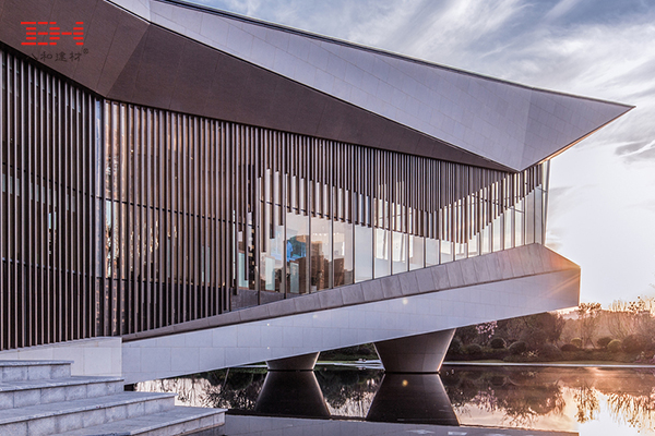 雙曲鋁單板點綴建筑外墻支柱-005.jpg 雙曲鋁單板點綴建筑外墻支柱-005.jpg