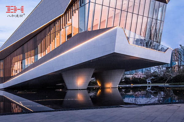 雙曲鋁單板點綴建筑外墻支柱-004.jpg 雙曲鋁單板點綴建筑外墻支柱-004.jpg