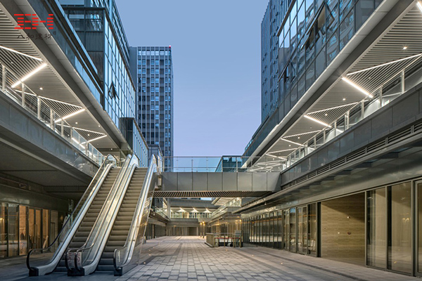 案例欣賞: U型鋁方通裝飾成都昌鑫青羊萬和中心天花 案例欣賞: U型鋁方通裝飾成都昌鑫青羊萬和中心天花