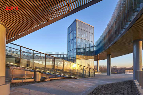 案例欣賞:木紋U型鋁方通裝飾唐山世界園藝博覽會低碳生活館天花 案例欣賞:木紋U型鋁方通裝飾唐山世界園藝博覽會低碳生活館天花