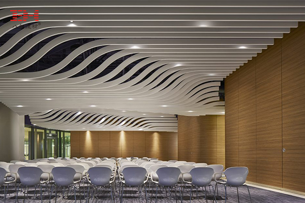 案例欣賞：醫療中心教學空間和會議空間的弧形鋁方通吊頂