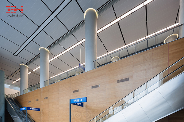 室內沖孔吸音鋁單板吊頂案例，港珠澳大橋珠海口岸大樓室內天花