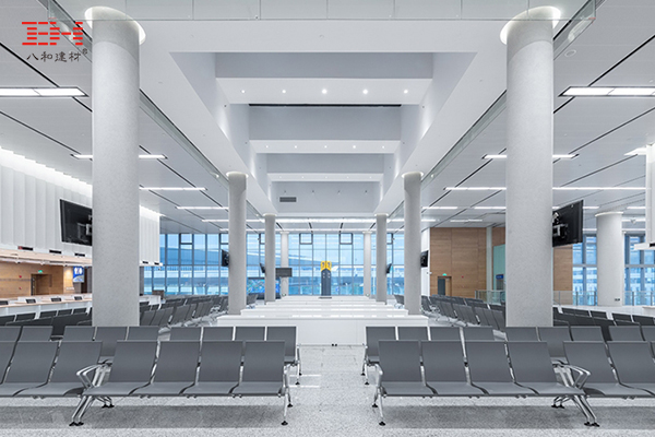 條形鋁扣板、木紋鋁方通裝飾下的口岸大樓室內(nèi)外天花