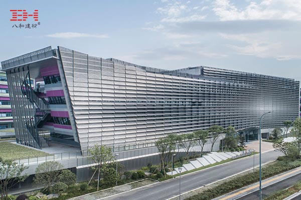 案例欣賞：3mm沖孔鋁單板裝飾寧波前洋E商小鎮沿街立面