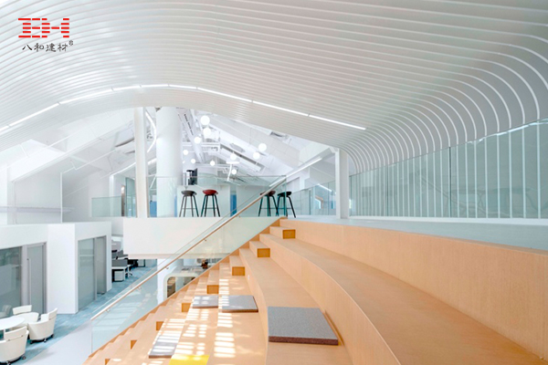 北京騰盛博藥全球研發中心，辦公空間的的弧形鋁方通天花