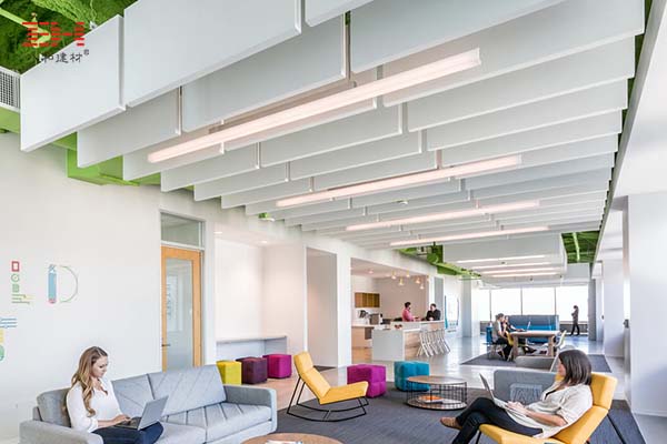 鋁單板吊頂和型材鋁方通裝飾的Adobe公司總部室內天花