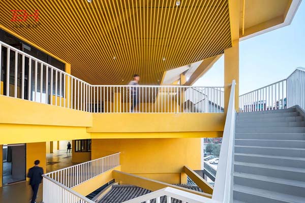 開放式場所天花如何裝飾？來看鋁方通在學校環境中的應用