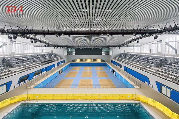 案例欣賞:黃龍體育中心游泳跳水館室內天花的弧形鋁方通裝飾 案例欣賞:黃龍體育中心游泳跳水館室內天花的弧形鋁方通裝飾