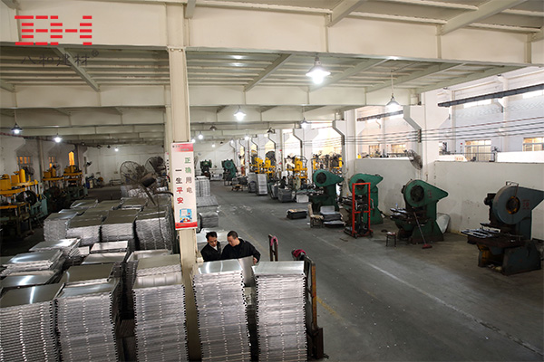 大型鋁扣板吊頂天花模壓成型車間 大型鋁扣板吊頂天花模壓成型車間