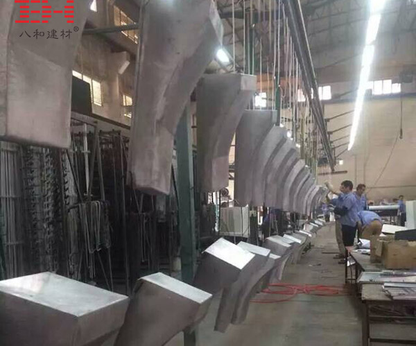 造型鋁單板 表面噴涂進(jìn)行時(shí) 造型鋁單板 表面噴涂進(jìn)行時(shí)