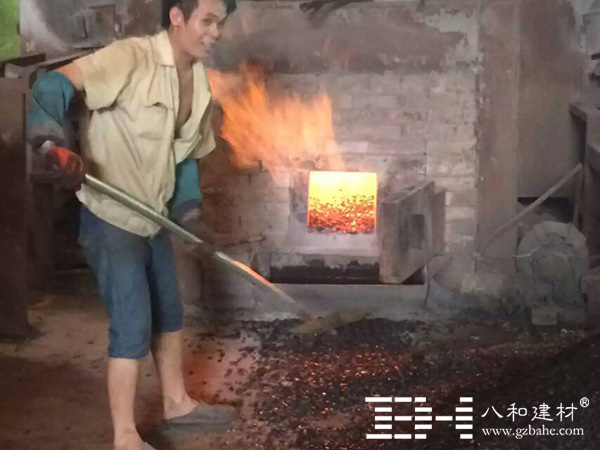 【感人瞬間】型材鋁方通生產車間577度高溫下的微笑 【感人瞬間】型材鋁方通生產車間577度高溫下的微笑