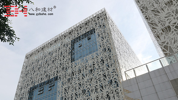 雕花鏤空鋁單板為什么會受到人們的青睞