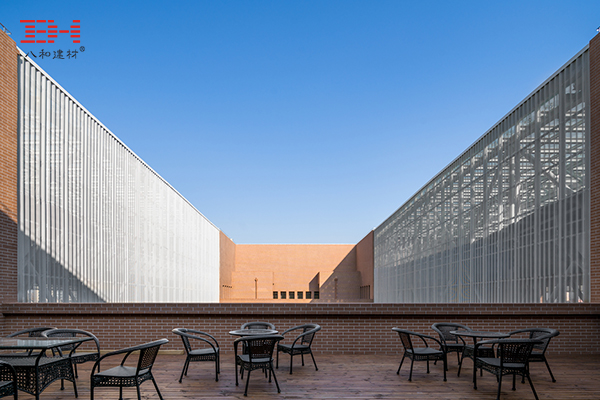 案例欣賞：沖孔鋁板裝飾上海奉賢區老年大學