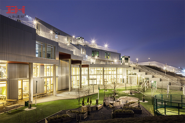 案例欣賞:型材鋁方通裝飾南港學校外墻 案例欣賞:型材鋁方通裝飾南港學校外墻